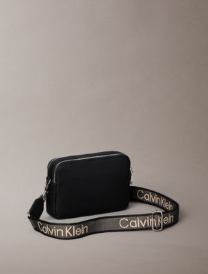 Женская сумка Calvin Klein Logo Strap Camera, цвет: Чёрный — фото 2