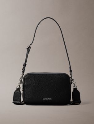 Женская сумка Calvin Klein Logo Strap Camera, цвет: Чёрный — фото 1