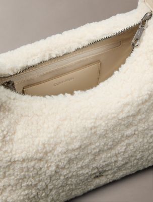 Женская сумка Calvin Klein Monogram Hardware Sherpa Shoulder, цвет: Берёзовый — фото 3