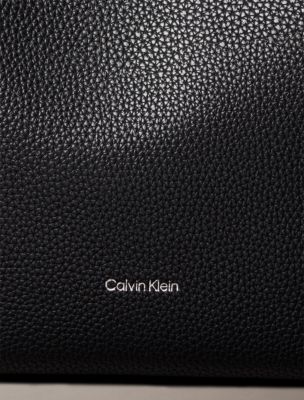 Женские сумки Calvin Klein Pebble Grain Slouchy — фото 4