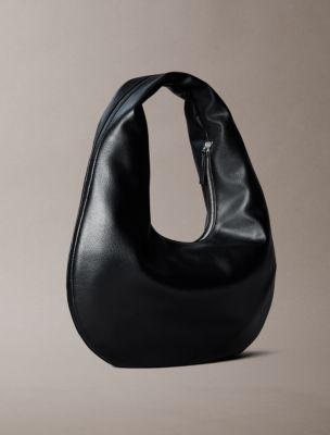Женские сумки Calvin Klein Pebble Grain Crescent Shoulder — фото 2