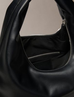 Женские сумки Calvin Klein Pebble Grain Crescent Shoulder — фото 3