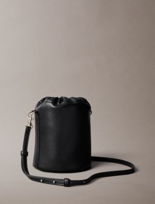 Женские сумки Calvin Klein Pebble Grain Bucket — фото 2