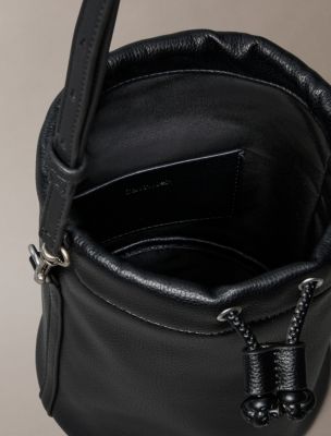 Женские сумки Calvin Klein Pebble Grain Bucket — фото 3