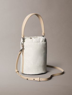 Женские сумки Calvin Klein Allover Monogram Bucket — фото 2