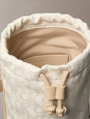 Женские сумки Calvin Klein Allover Monogram Bucket — фото 3