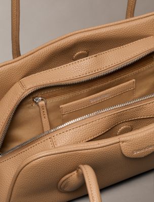 Женские сумки Calvin Klein Emblem Logo Shoulder — фото 3