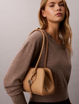 Женские сумки Calvin Klein Emblem Logo Shoulder — фото 4