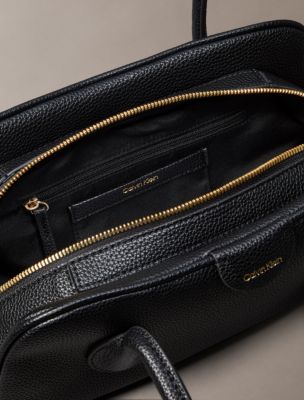 Женская сумка Calvin Klein Emblem Logo Shoulder, цвет: Чёрный / Золотой — фото 3