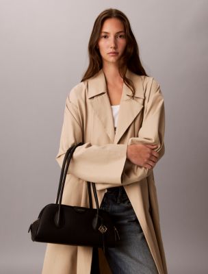 Женская сумка Calvin Klein Emblem Logo Shoulder, цвет: Чёрный / Золотой — фото 4
