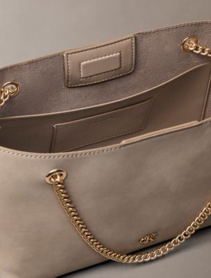 Женская сумка Calvin Klein Sueded Minimal Monogram Chain Shoulder, цвет: Пустынный серо-коричневый — фото 3