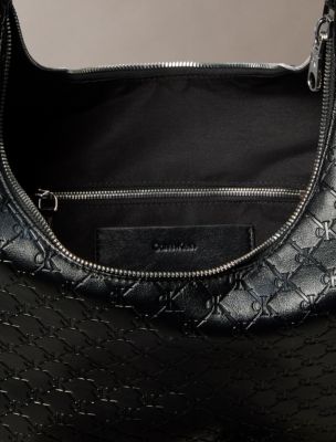 Женская сумка Calvin Klein Monogram Embossed Shoulder, цвет: Чёрный — фото 3