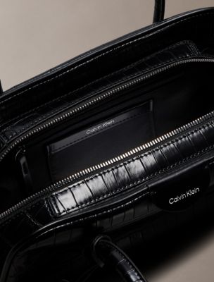 Женская сумка на плечо Calvin Klein с логотипом-эмблемой, под крокодила, цвет: Чёрный — фото 3