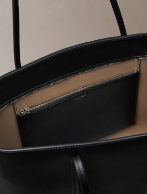 Женская сумка Calvin Klein Embossed Logo Zip, цвет: Чёрный — фото 3
