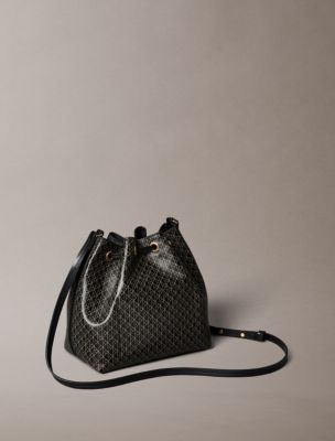 Женские сумки Calvin Klein Emblem Logo Drawstring Bucket — фото 2