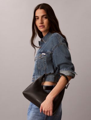 Женские сумки Calvin Klein Embossed Logo Convertible Shoulder — фото 4