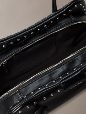 Женская сумка Calvin Klein Emblem Logo Studded Shoulder, цвет: Чёрный — фото 3