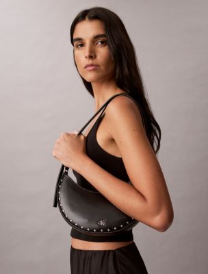 Женская сумка Calvin Klein Hardware Monogram Studded Crescent Shoulder, цвет: Чёрный — фото 4