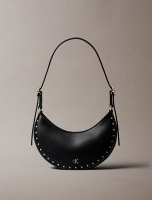 Женская сумка Calvin Klein Hardware Monogram Studded Crescent Shoulder, цвет: Чёрный — фото 1