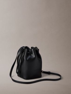 Женские сумки Calvin Klein Bold Monogram Mini Bucket Crossbody — фото 2