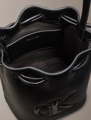 Женские сумки Calvin Klein Bold Monogram Mini Bucket Crossbody — фото 3