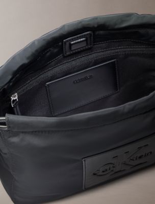 Женские сумки Calvin Klein Nylon Drawstring Monologo Crossbody — фото 3