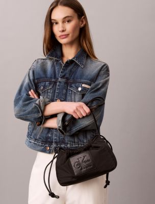 Женские сумки Calvin Klein Nylon Drawstring Monologo Crossbody — фото 4