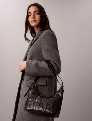 Женская сумка Calvin Klein Debossed Allover Emblem Logo Small Shoulder, цвет: Чёрный — фото 4