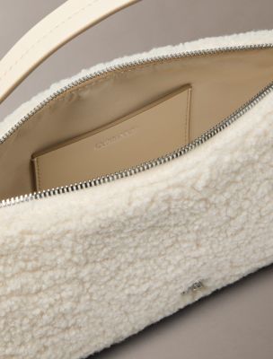 Женская сумка Calvin Klein Monogram Hardware Sherpa Elongated Shoulder, цвет: Берёзовый — фото 2