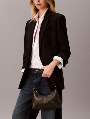 Женская сумка Calvin Klein Emblem Logo Small Shoulder, цвет: Чёрный — фото 4