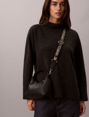 Женские сумки Calvin Klein Webbing Strap Small Crossbody — фото 4