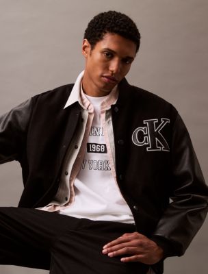 Tシャツ・カットソー   Men's Relaxed Fit Varsity CK Logo Patch Short S Relaxed Varsity Logo T-Shirt | Calvin Klein