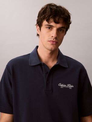 Мужские рубашки Calvin Klein Script Logo Graphic Pique Relaxed Polo Shirt — фото 2