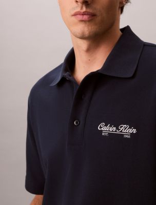 Мужские рубашки Calvin Klein Script Logo Graphic Pique Relaxed Polo Shirt — фото 5