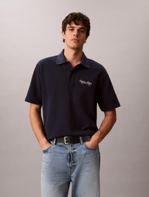 Мужские рубашки Calvin Klein Script Logo Graphic Pique Relaxed Polo Shirt