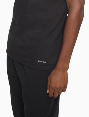Calvin Klein® T-Shirt Preta com Bolso - Calvin Klein