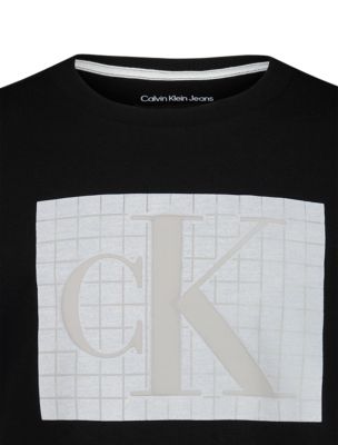Футболка для мальчиков Calvin Klein с монограммой в клетку, цвет: Чёрный — фото 4
