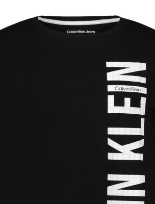 Футболка для мальчиков Calvin Klein Bold с крупным вертикальным логотипом, цвет: Чёрный — фото 4