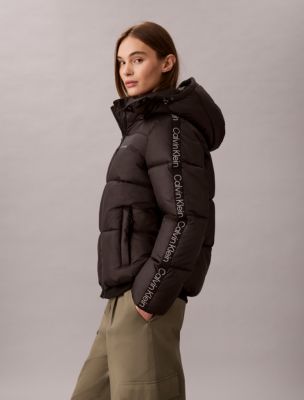 Женская куртка Calvin Klein Logo Tape Puffer, цвет: Чёрный — фото 4
